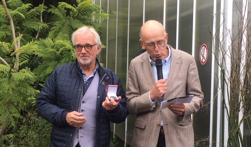 Eerste Hortuspenning voor burgemeester P. Bruinooge.