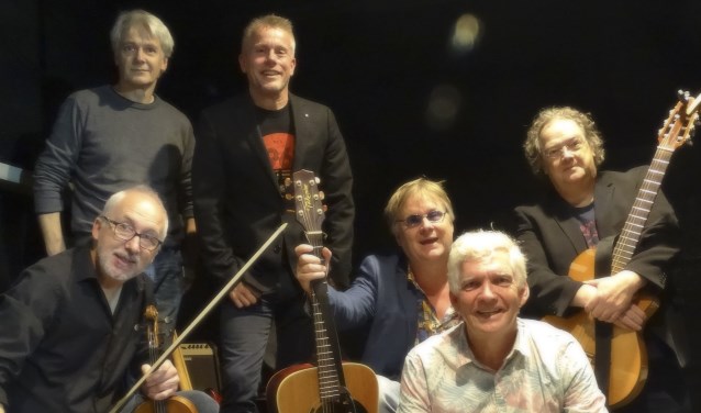 De Reizigers met (staand) Neil Russel, Jos Ahlers. Links onder Fons Stam, Eric Coolen, Maarten Brock en Henk Tijbosch