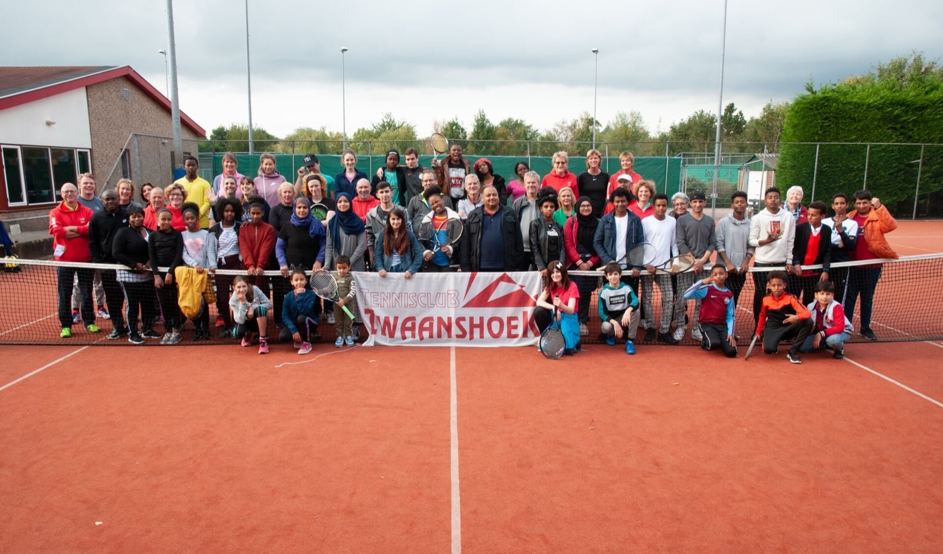 De leerlingen van ISK beleefden samen met de vrijwilligers van de tennisclub een topdag. 