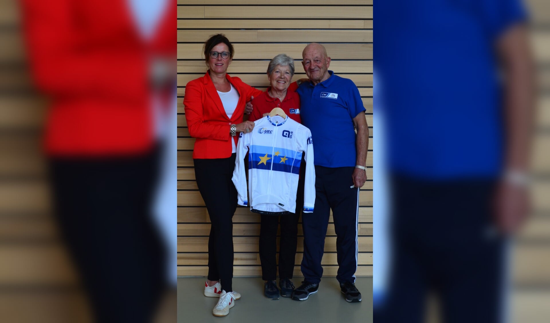 Jacqueline de Vré (l) overhandigt Co en Riet Zut het officiële EK wielershirt. 