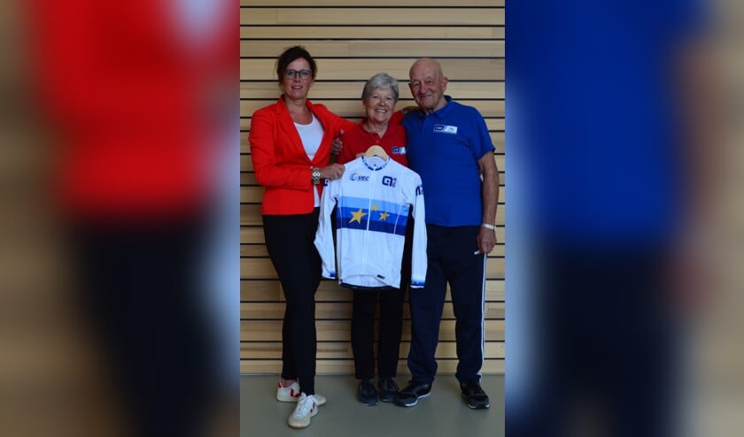 Jacqueline de Vré (l) overhandigt Co en Riet Zut het officiële EK wielershirt.