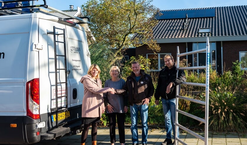 Weer een paar zonnepanelen gelegd. Mandy Elfferich feliciteert de bewoners.