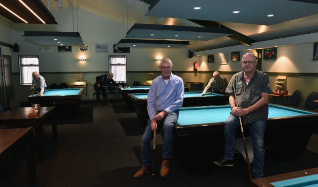 Het clubgebouw van biljartvereniging is weer als nieuw. Op de voorgrond Bert Spoelstra (l) en Ruud van der Gracht.