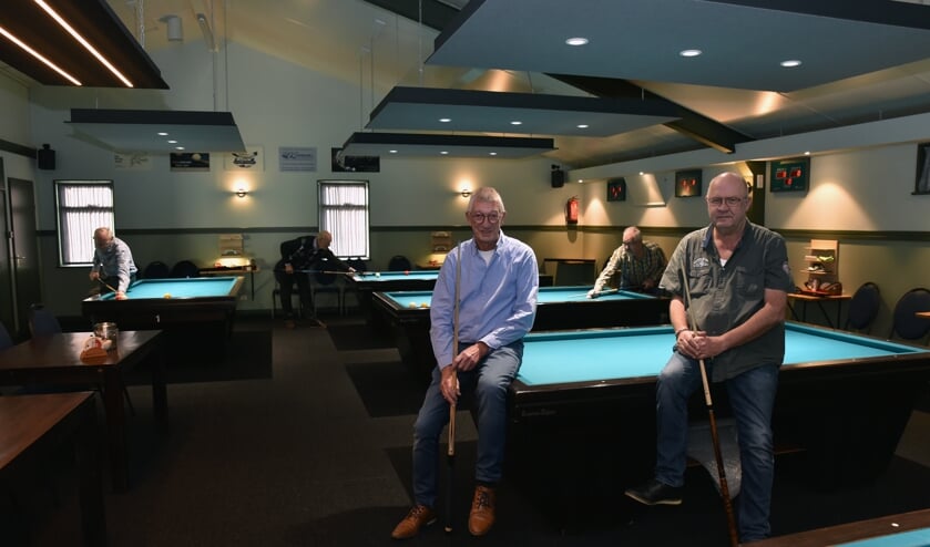 Het clubgebouw van biljartvereniging is weer als nieuw. Op de voorgrond Bert Spoelstra (l) en Ruud van der Gracht.