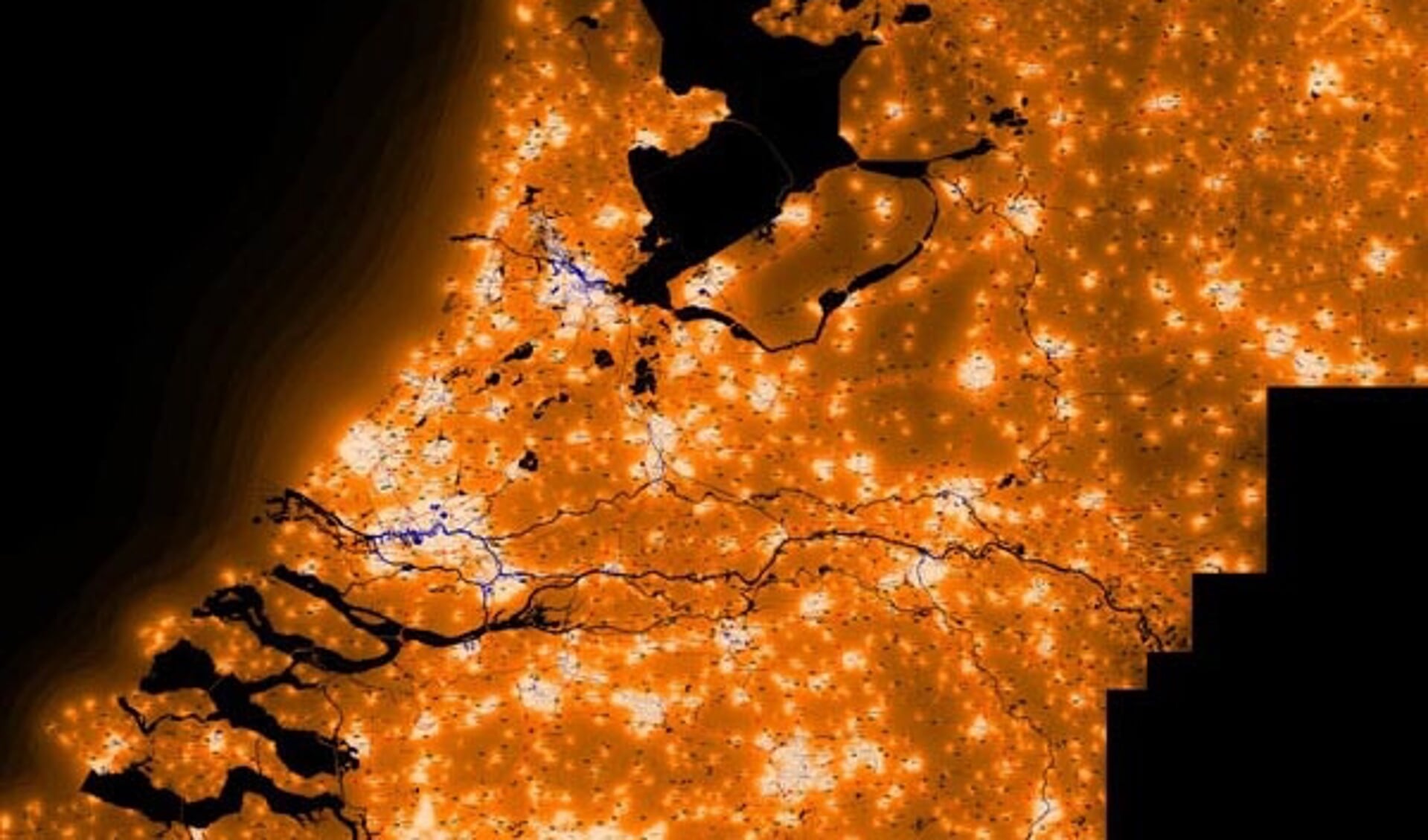 Lichtvervuiling in Nederland is goed te zien op satellietbeeld.