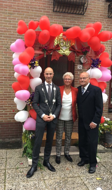 Wethouder Tesselaar en diamanten echtpaar Bakker uit Hoogwoud.