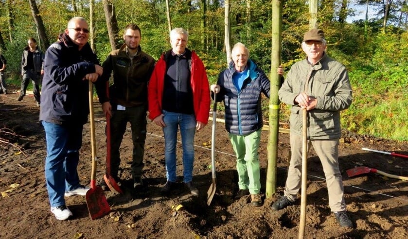 Heemskerkers onder elkaar, gezellig bomen planten aan de laan bij Marquette.