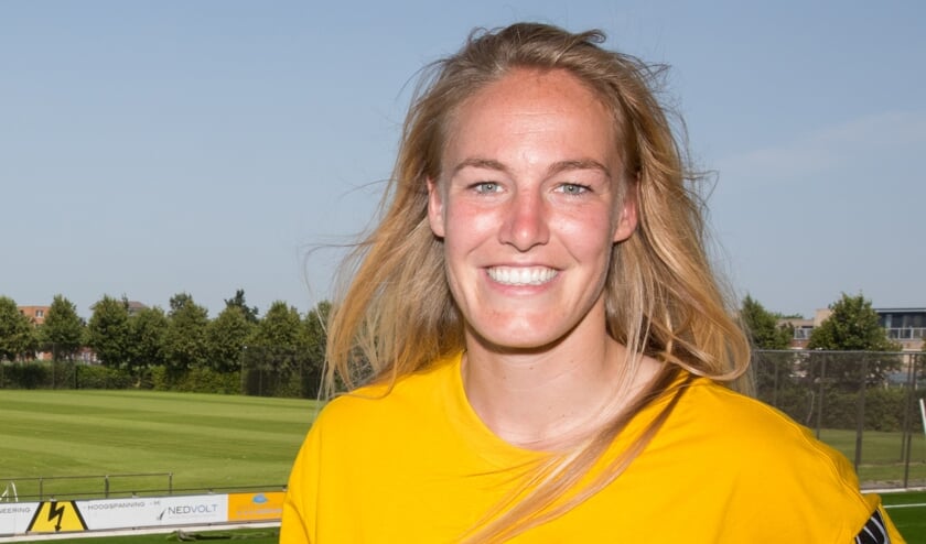 Stefanie van der Gragt op de plek waar het voor haar allemaal begon: voetbalvereniging Reiger Boys.
