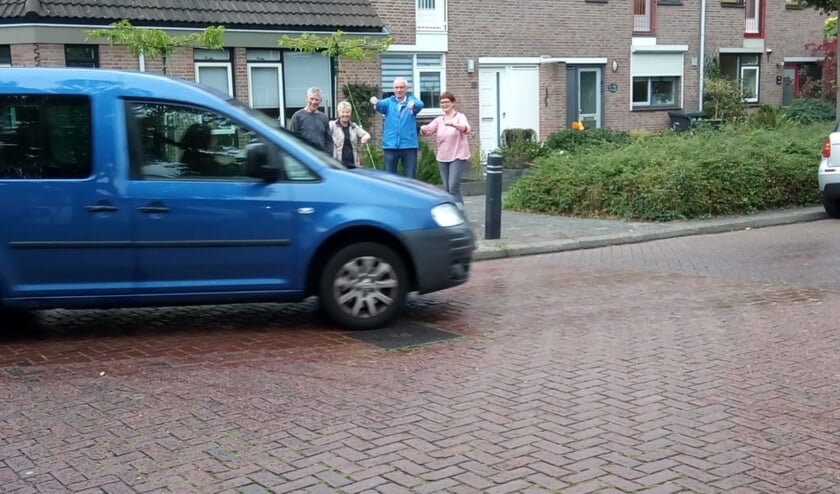 Enkele bewoners van 'Breedweer' op de plek waar de ondergrondse container komt. Ze zijn met deze locatie niet blij. Het voorbijrazend verkeer zorgt voor gevaarlijke situaties.