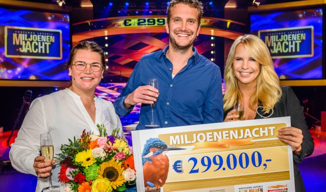 Tom (midden) wint bijna 299.000 euro bij de tv-show Miljoenenjacht.