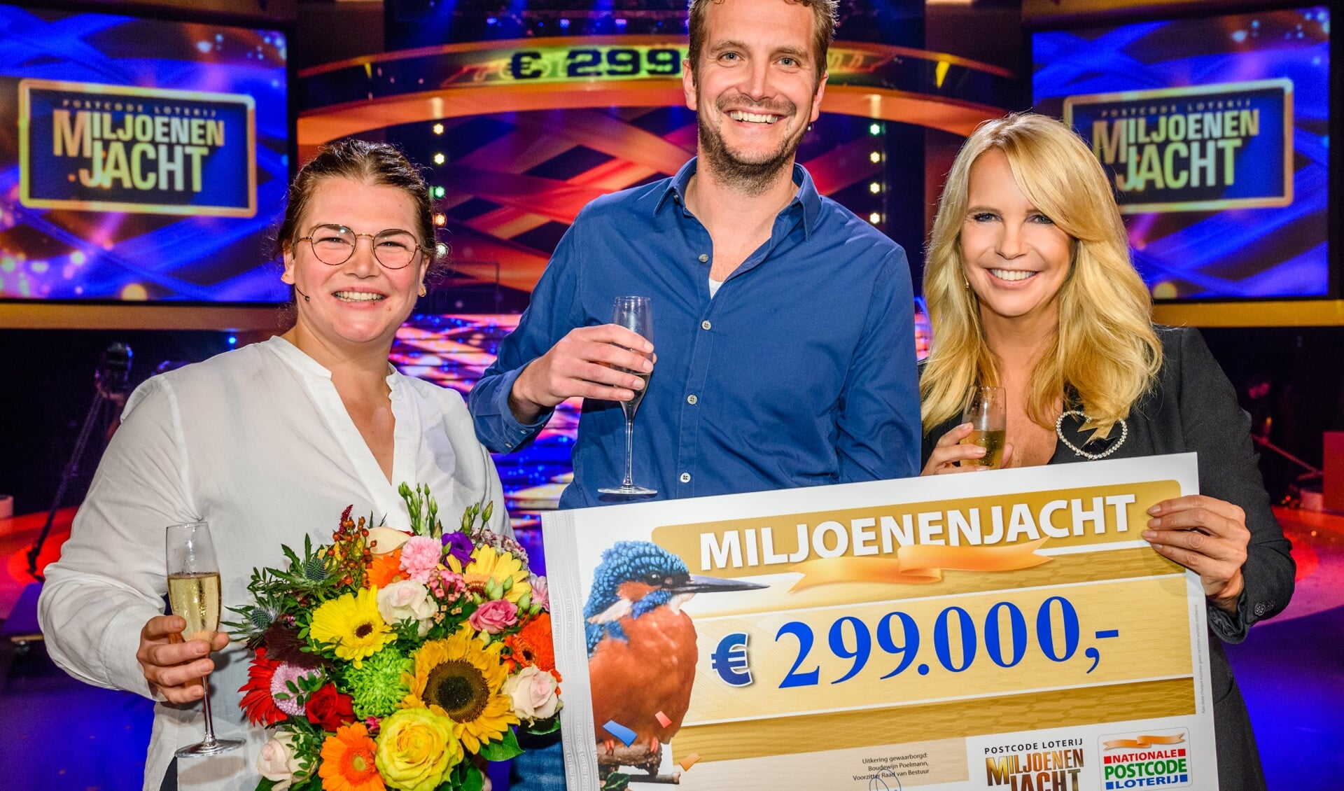 Tom (midden) wint bijna 299.000 euro bij de tv-show Miljoenenjacht. 