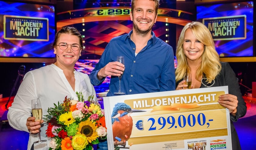 Tom (midden) wint bijna 299.000 euro bij de tv-show Miljoenenjacht.