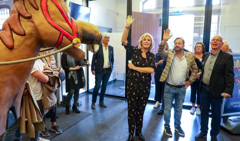 Irene Moors, Carlo Boszhard en museumdirecteur Hans Stuijfbergen.