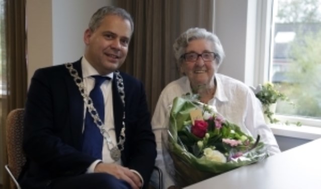 Burgemeester Dennis Straat kwam op visite en nam bloemen mee.