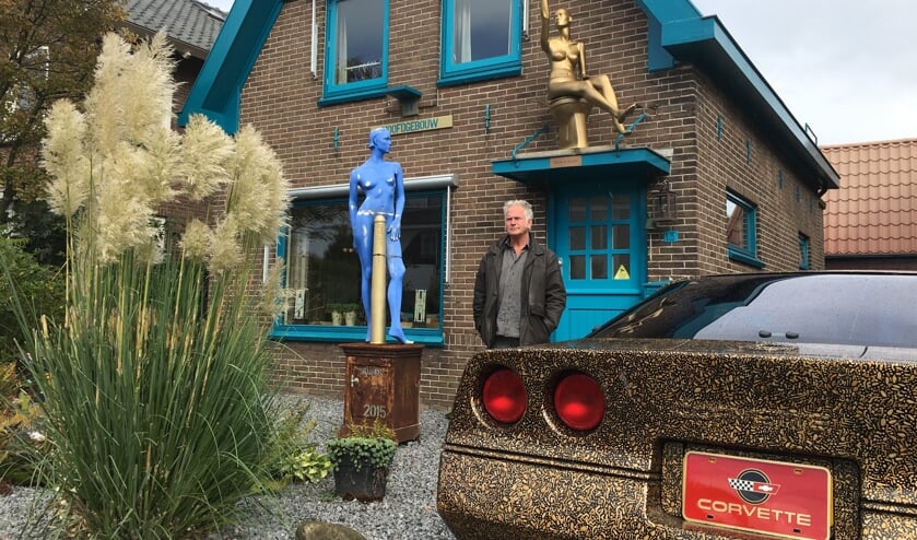 Frans Ouwerkerk tussen zijn kunstwerken voor zijn bijzondere huis.