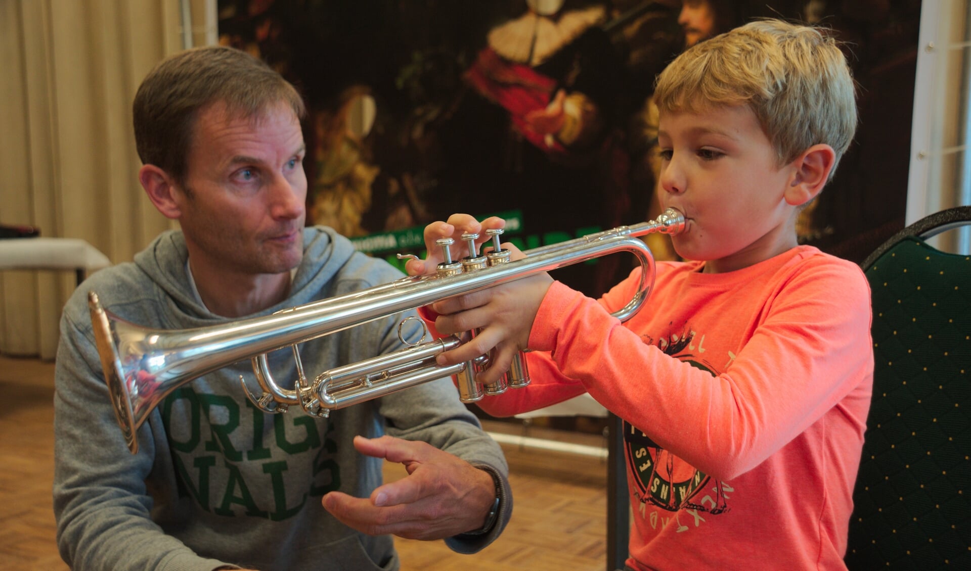 Joep (7) probeert de trompet uit bij trompetdocent Erik Torrenga.