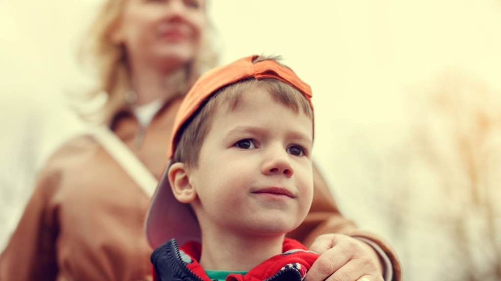 <p>Nog steeds wachten ruim 800 kinderen in Nederland op een fijn pleeggezin.</p>