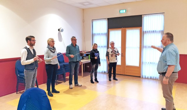 De deelnemers krijgen de eerste beginselen van dirigeren bijgebracht door Karel Jongerling.