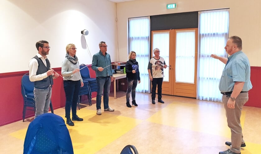 De deelnemers krijgen de eerste beginselen van dirigeren bijgebracht door Karel Jongerling.