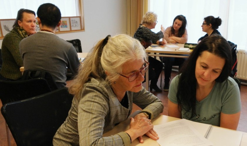 Bij de taalcarrousels gaan anderstalige en Nederlandstalige buurtbewoners met elkaar in gesprek.