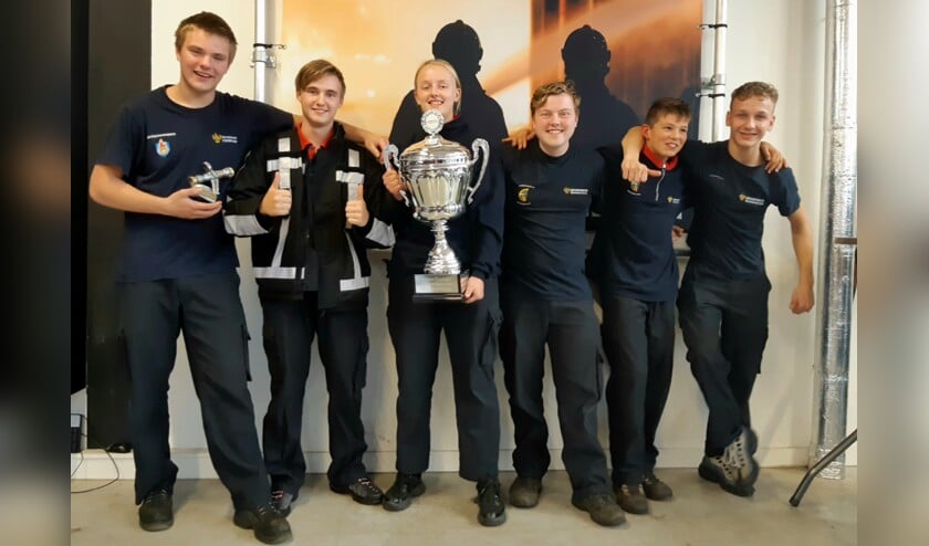 Jeugdbrandweer Heemskerk met de grote wisselbeker.