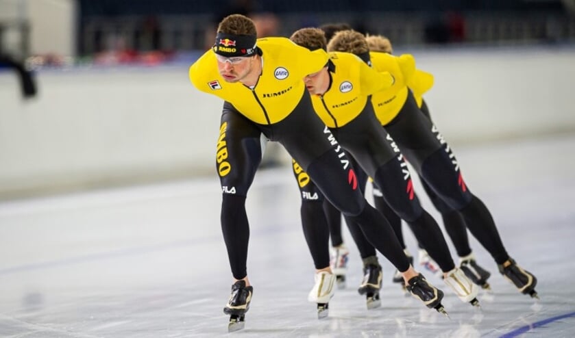Sven Kramer op kop van een treintje van Jumbo-Visma.