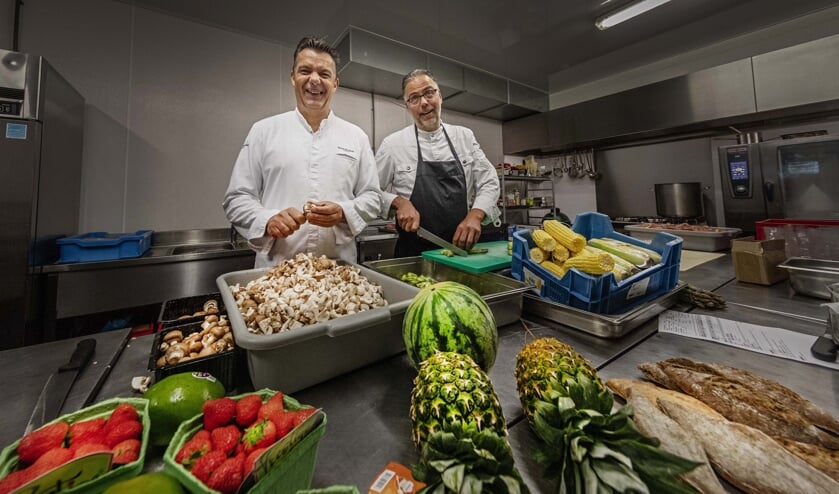 Frans Kelders en zijn team staan klaar om een verrassend diner samen te stellen.