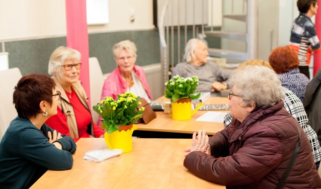 De buurtbewoners in buurtkamer Kadoelen. De plek waar ze verzamelen voor de schouw.
