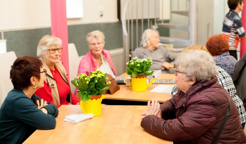 De buurtbewoners in buurtkamer Kadoelen. De plek waar ze verzamelen voor de schouw.