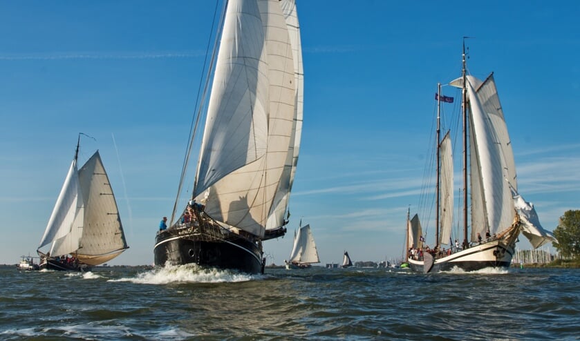 Het IJsselmeer als wedstrijdveld voor tientallen klippers, zorgt al jaren voor schitterende taferelen.