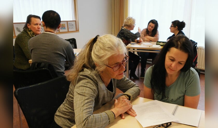Bij de taalcarrousels gaan anderstalige en Nederlandstalige buurtbewoners met elkaar in gesprek.