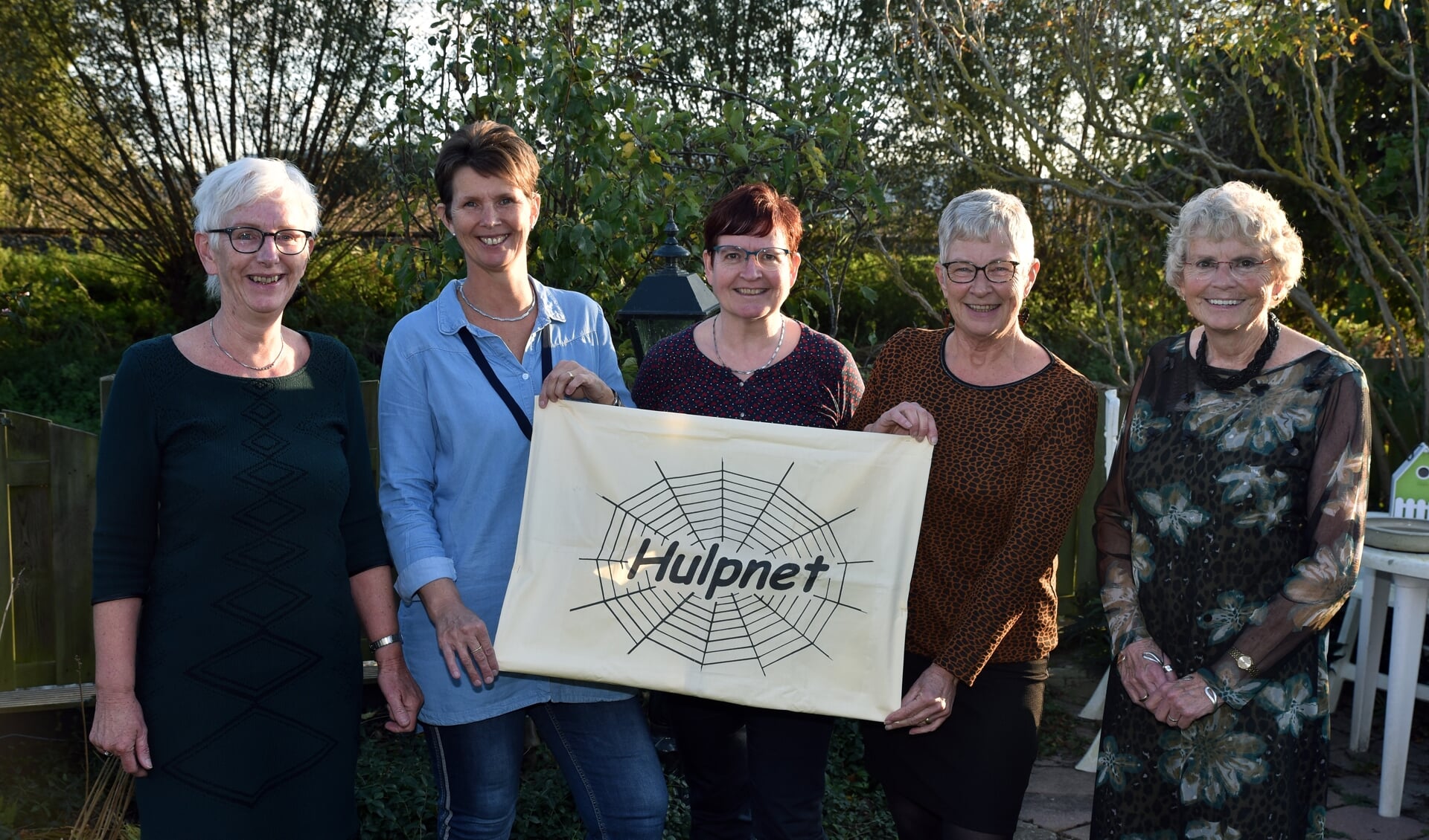 V.l.n.r.: Rony, Anita, Hélène, Mart en Riet. Samen vormen zij het bestuur van stichting Hulpnet Lutjebroek. 