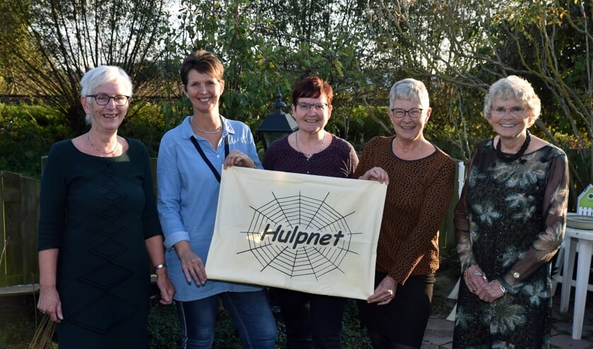 V.l.n.r.: Rony, Anita, Hélène, Mart en Riet. Samen vormen zij het bestuur van stichting Hulpnet Lutjebroek.