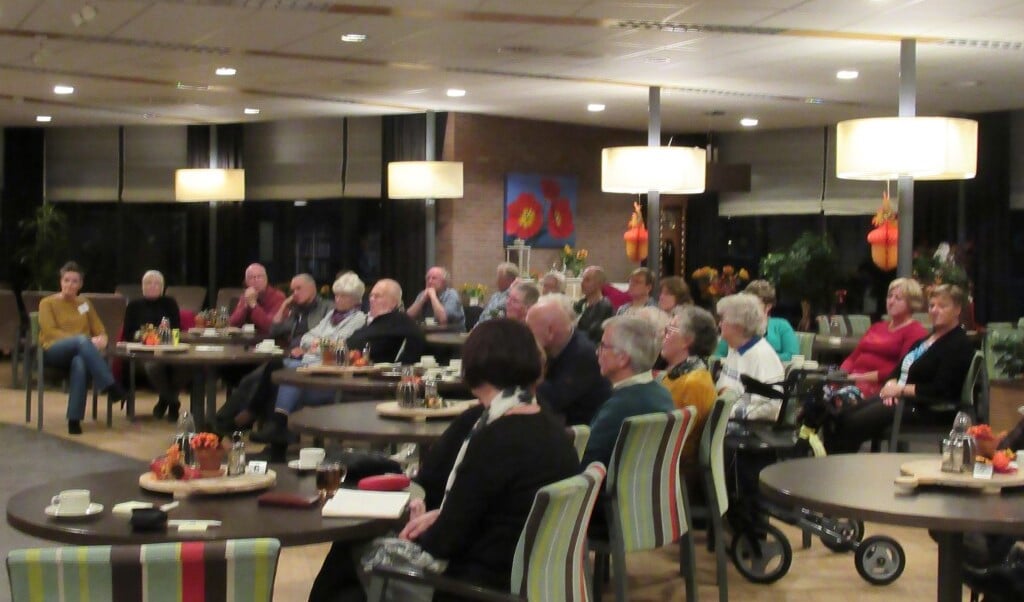 Een grote opkomst bij een van de eerdere bijeenkomsten van Alzheimer Café Schagen in De Bron.