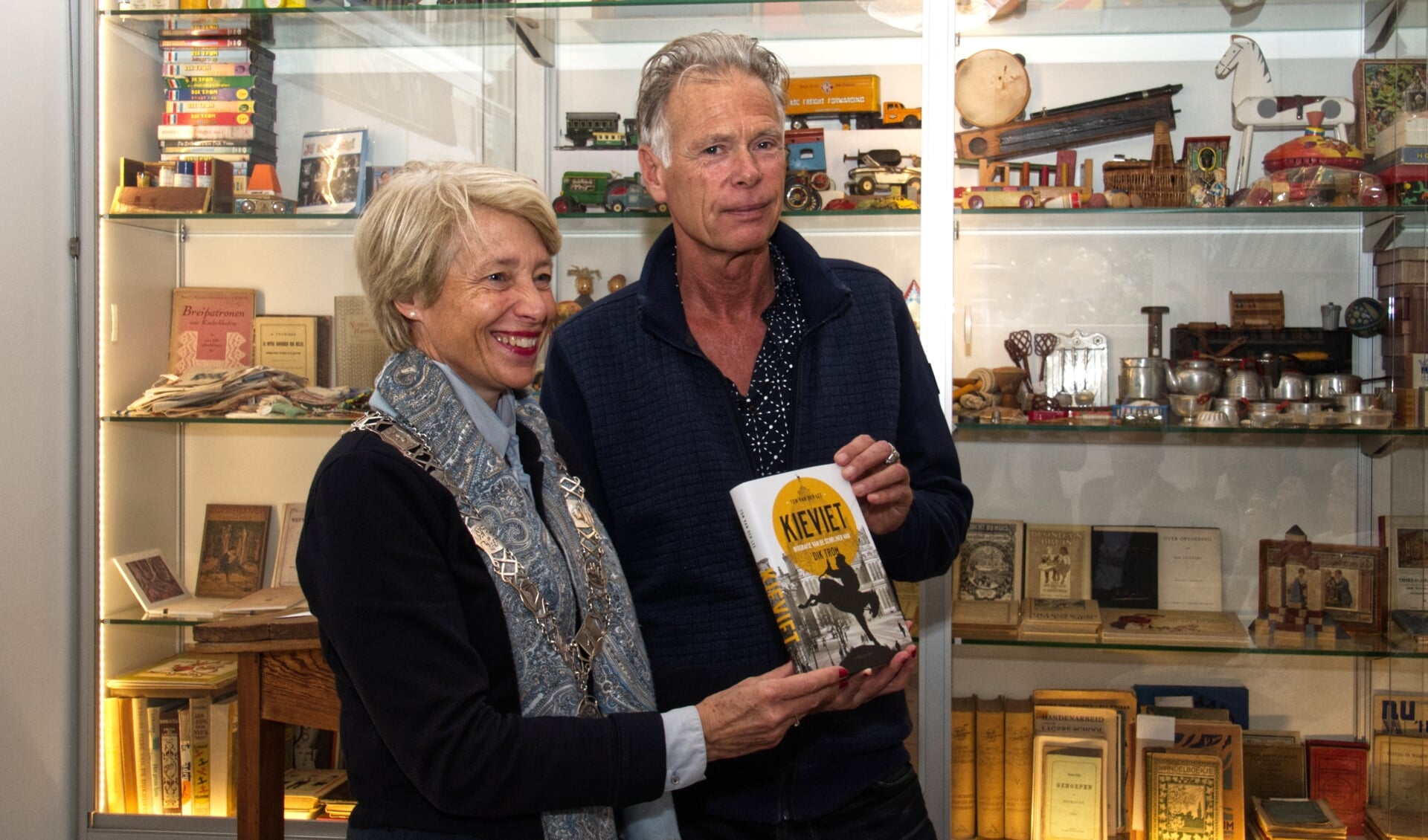 Burgemeester Lieke  Sievers toont met auteur Ton van der Lee de biografie over C. Joh. Kieviet.