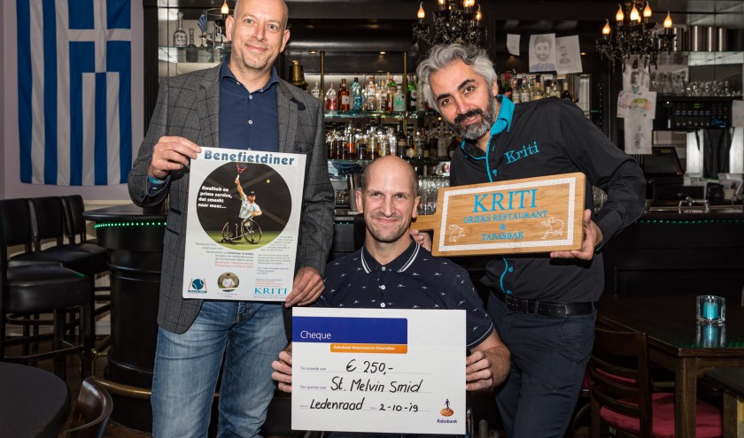 Melvin Smid temidden van Thierry van der Weide (links) en Kriti-eigenaar Erol Savur.