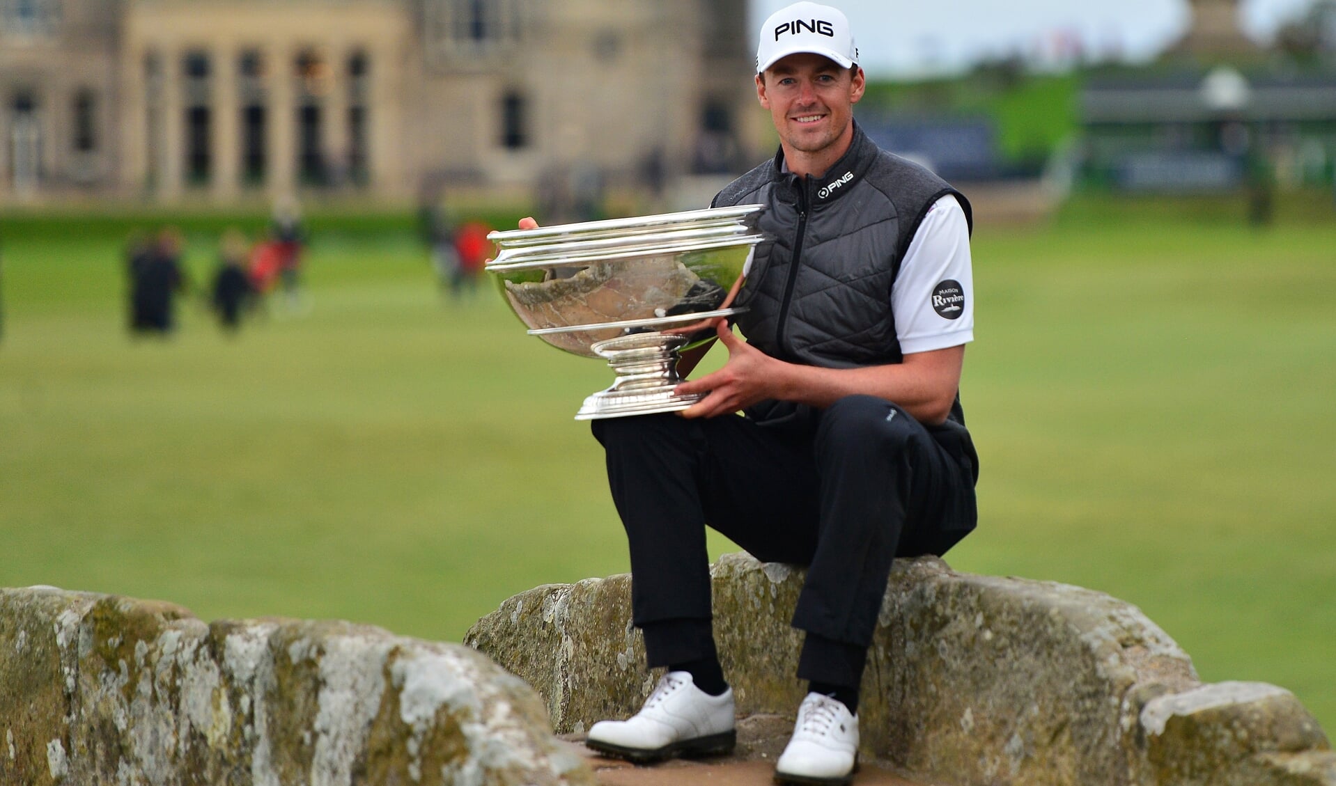 De meest traditionele winnaarsfoto in golf, met dit keer Victor Perez in de hoofdrol met de Swilcan Bridge.