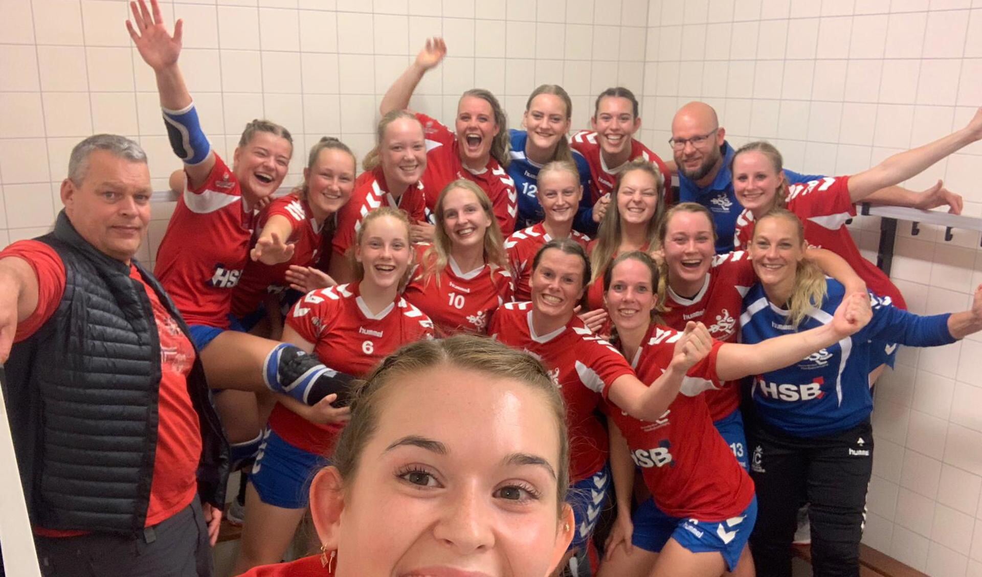 Een selfie van de handbalvrouwen van DSS die dolblij zijn na hun eerste overwinning in de competitie tegen VELO.