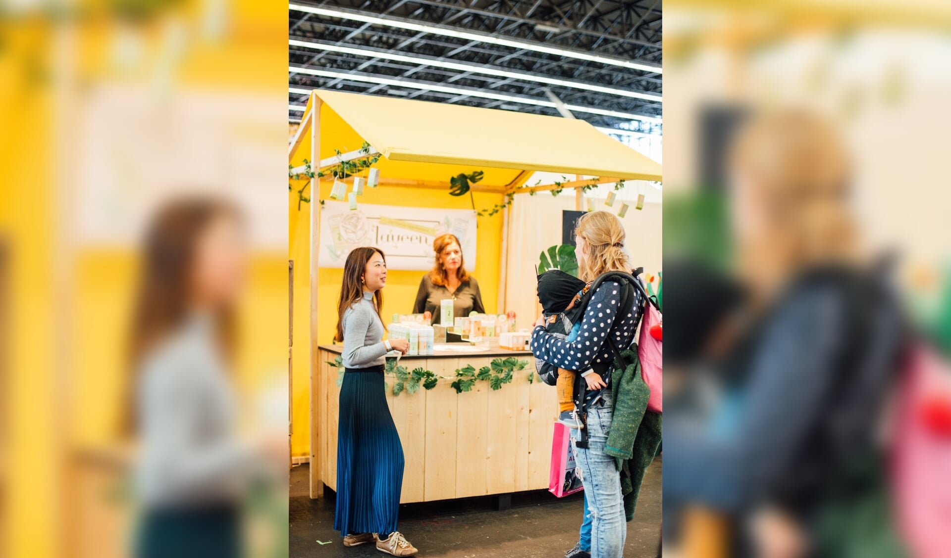 Een jonge moeder wint bij een stand informatie in. 