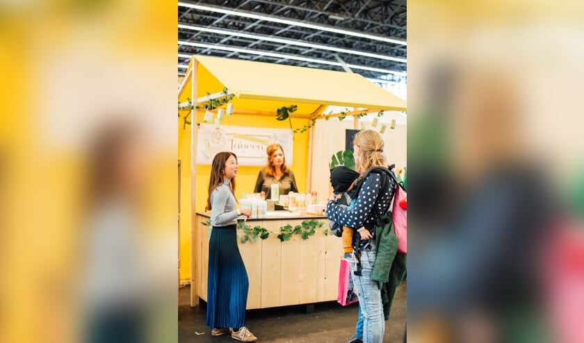 Een jonge moeder wint bij een stand informatie in.