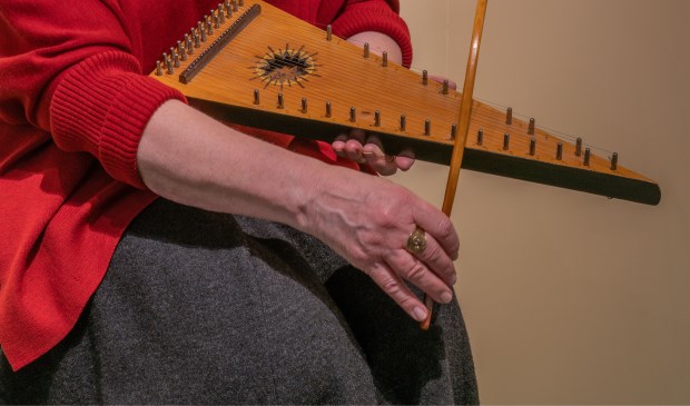 Maisa legt uit hoe haar instrumenten werken.