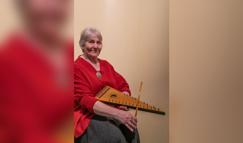 Maisa legt uit hoe haar instrumenten werken.