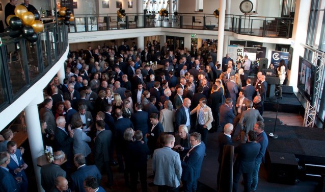 Drukte in de foyer van het Zaantheater tijdens de verkiezing beste Zaanse Ondernemer.