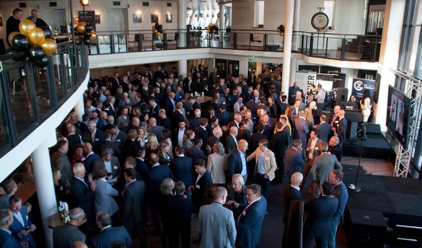 Drukte in de foyer van het Zaantheater tijdens de verkiezing beste Zaanse Ondernemer.