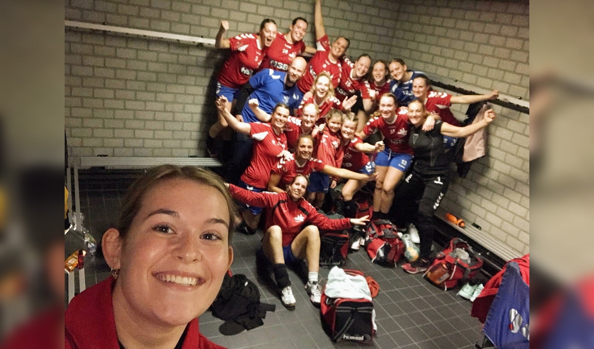 De overwinningsselfie van de DSS-handbalsters.  