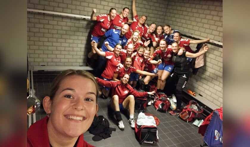De overwinningsselfie van de DSS-handbalsters.