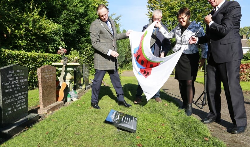 De onthulling door burgemeester Streng,Frits van der Starre, Joke van Leijden-Kistemaker en Gert-Jan van Leijden.