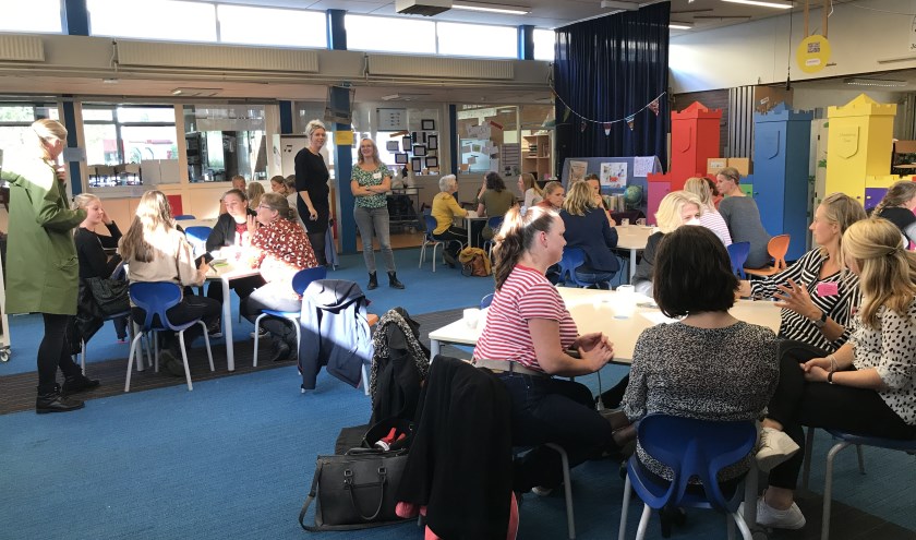 Medewerkers van verschillende organisaties wisselden met elkaar van gedachten.