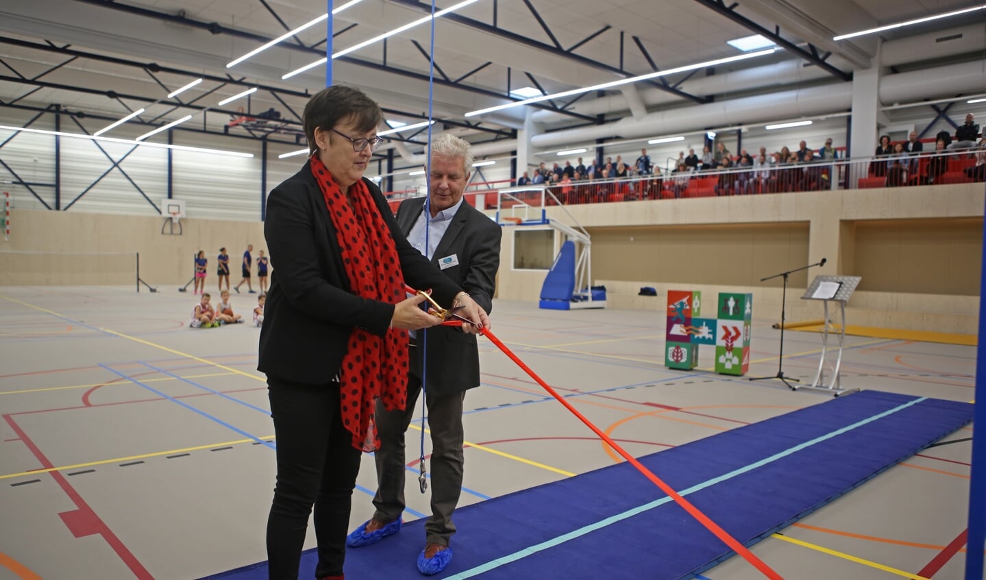 Wethouder Mieke Booij opent de vernieuwde sporthal met het doorknippen van een lint. 