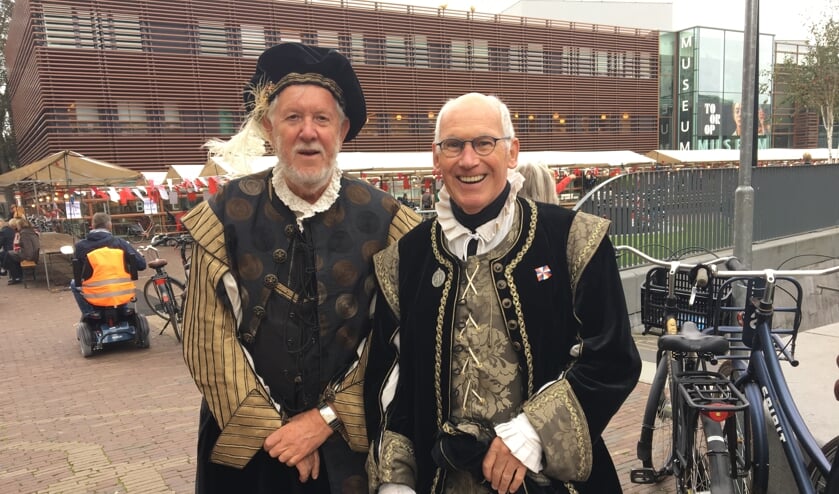 Gehuld in historische kleding